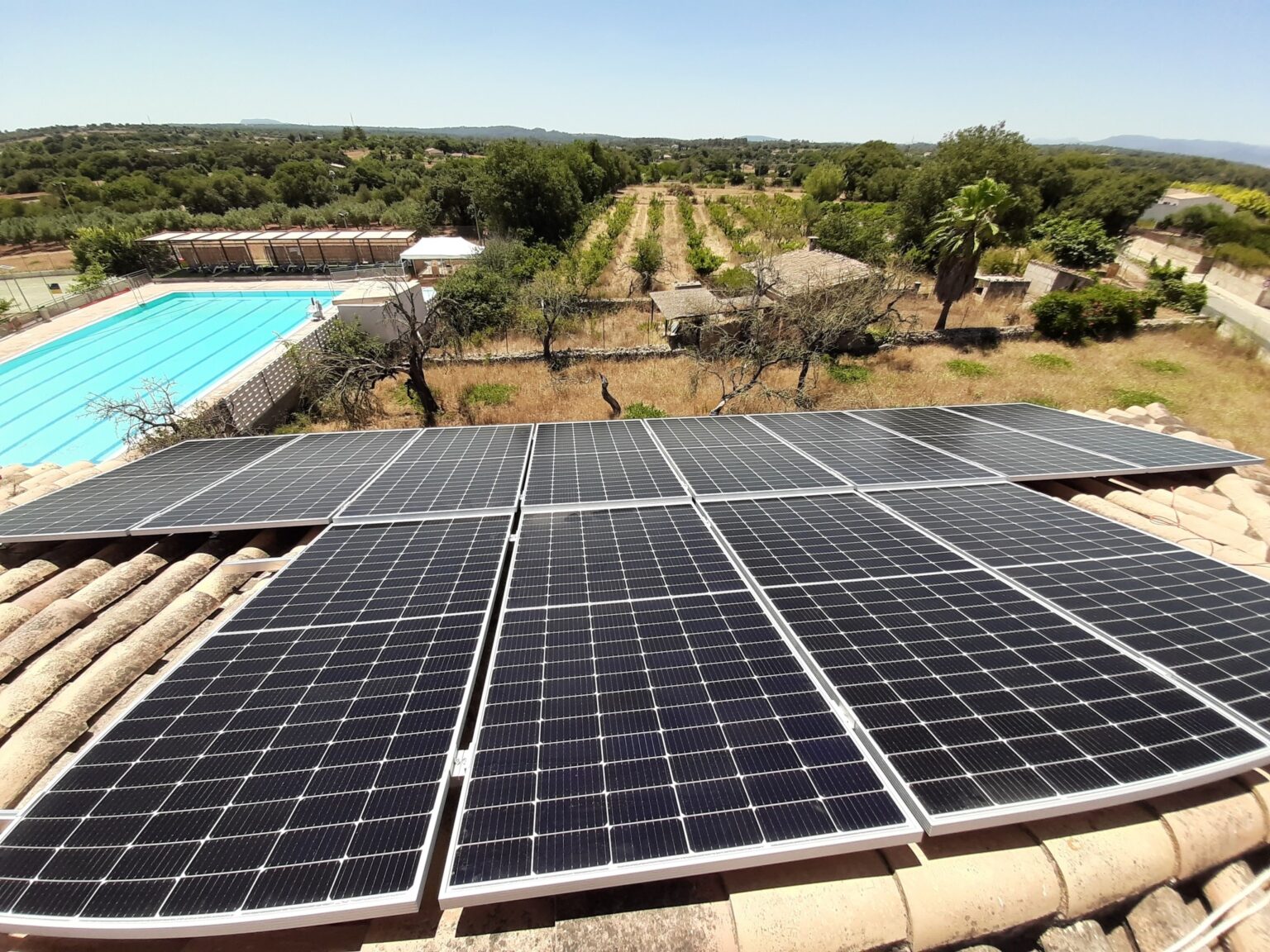Sistemas de energía solar aislada y conexión a red por BESTARD